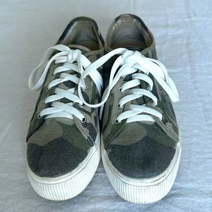 Steve Madden Camo lace up Sneakers